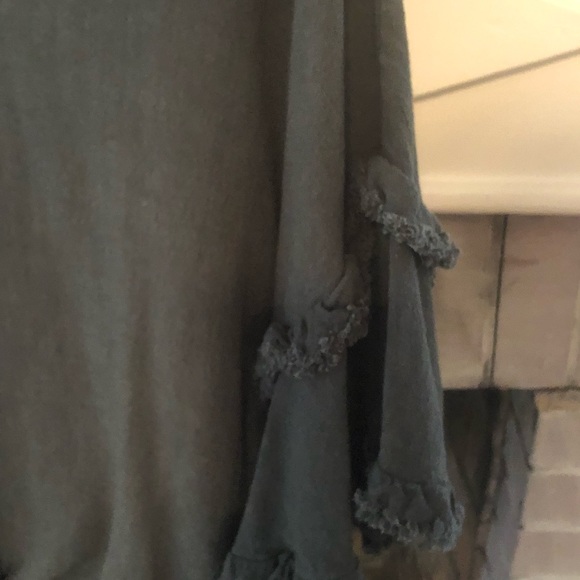 Cute green top Cute sleeves. Great piece for fall - Picture 2 of 4